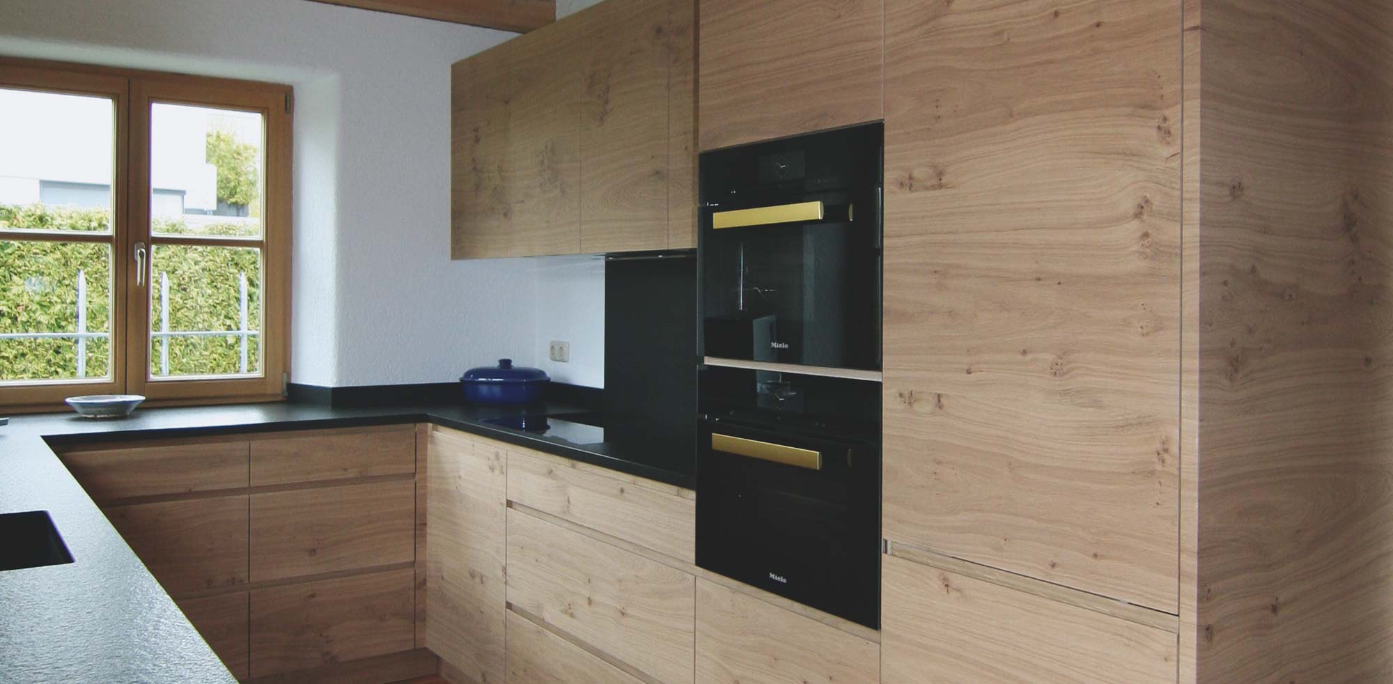 Küche mit Holzfronten und Einbaugeräten
