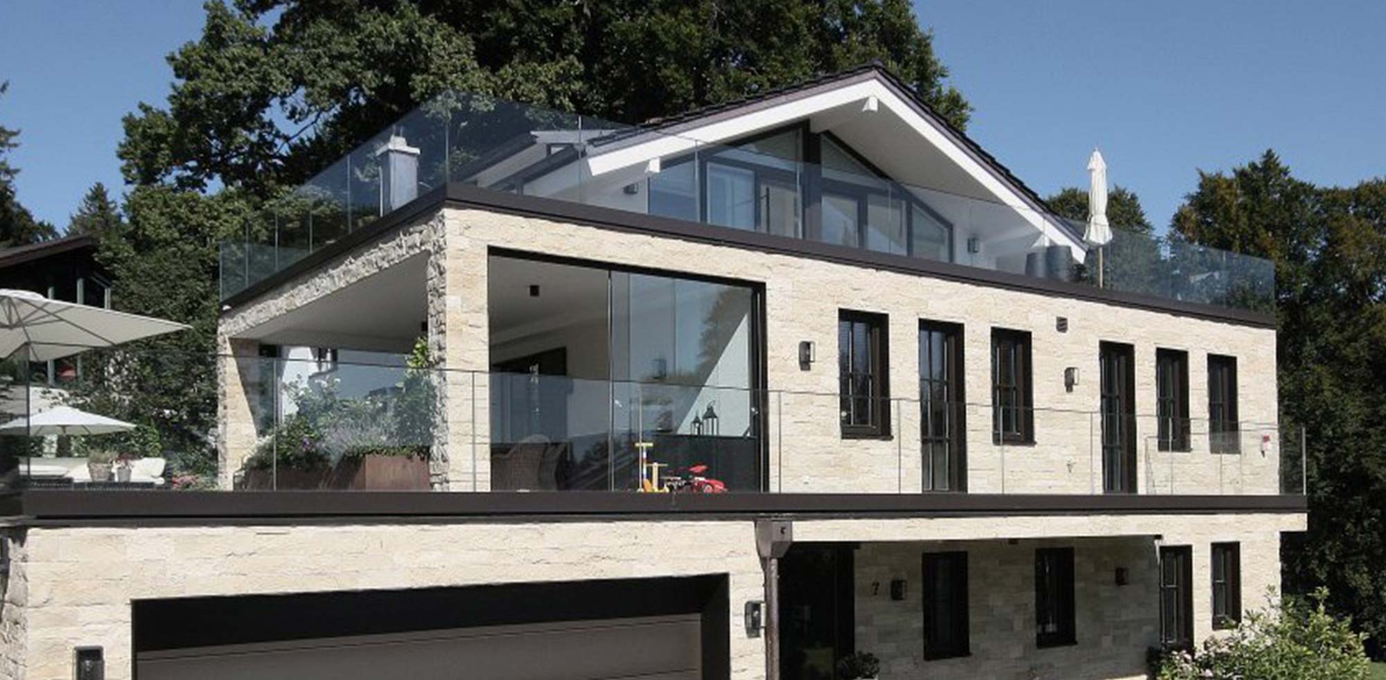 Modernes Wohnhaus mit großen Fenstern