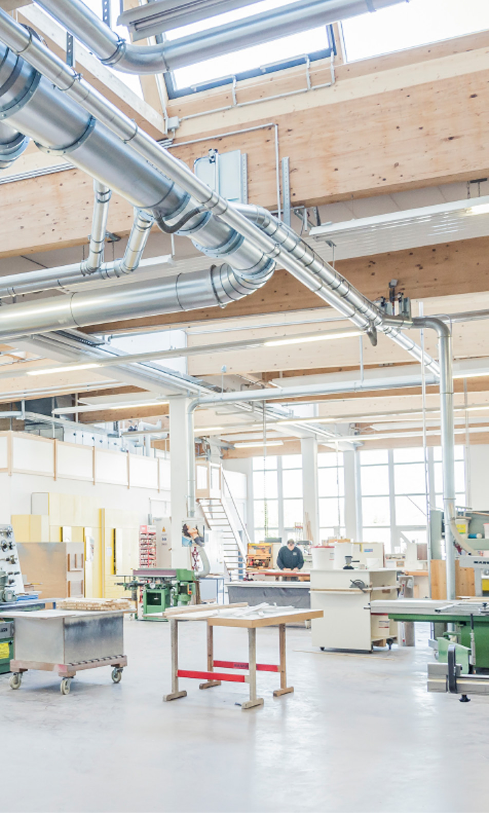 Blick in die gläserne Werkstatt der Schreinerei Krist