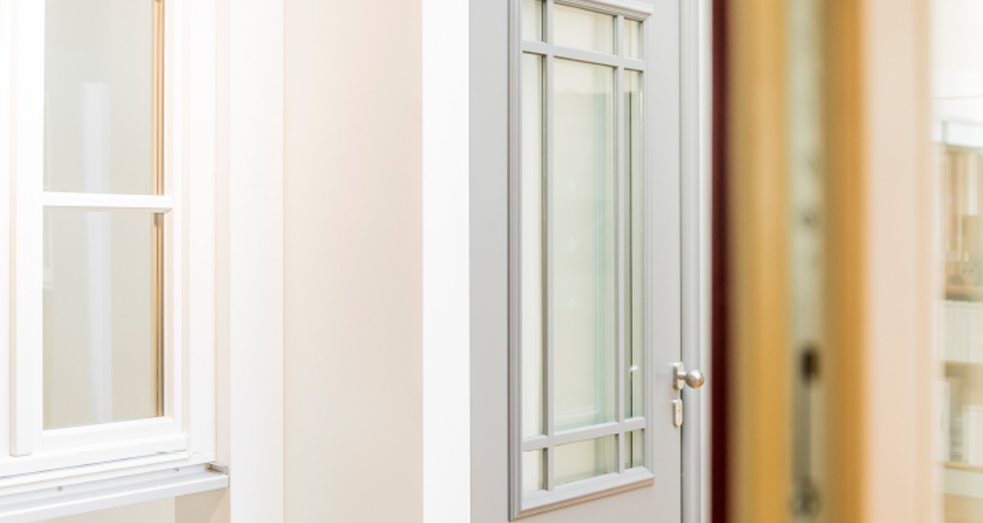 Weiße Holzfenster und Innentür im Detail