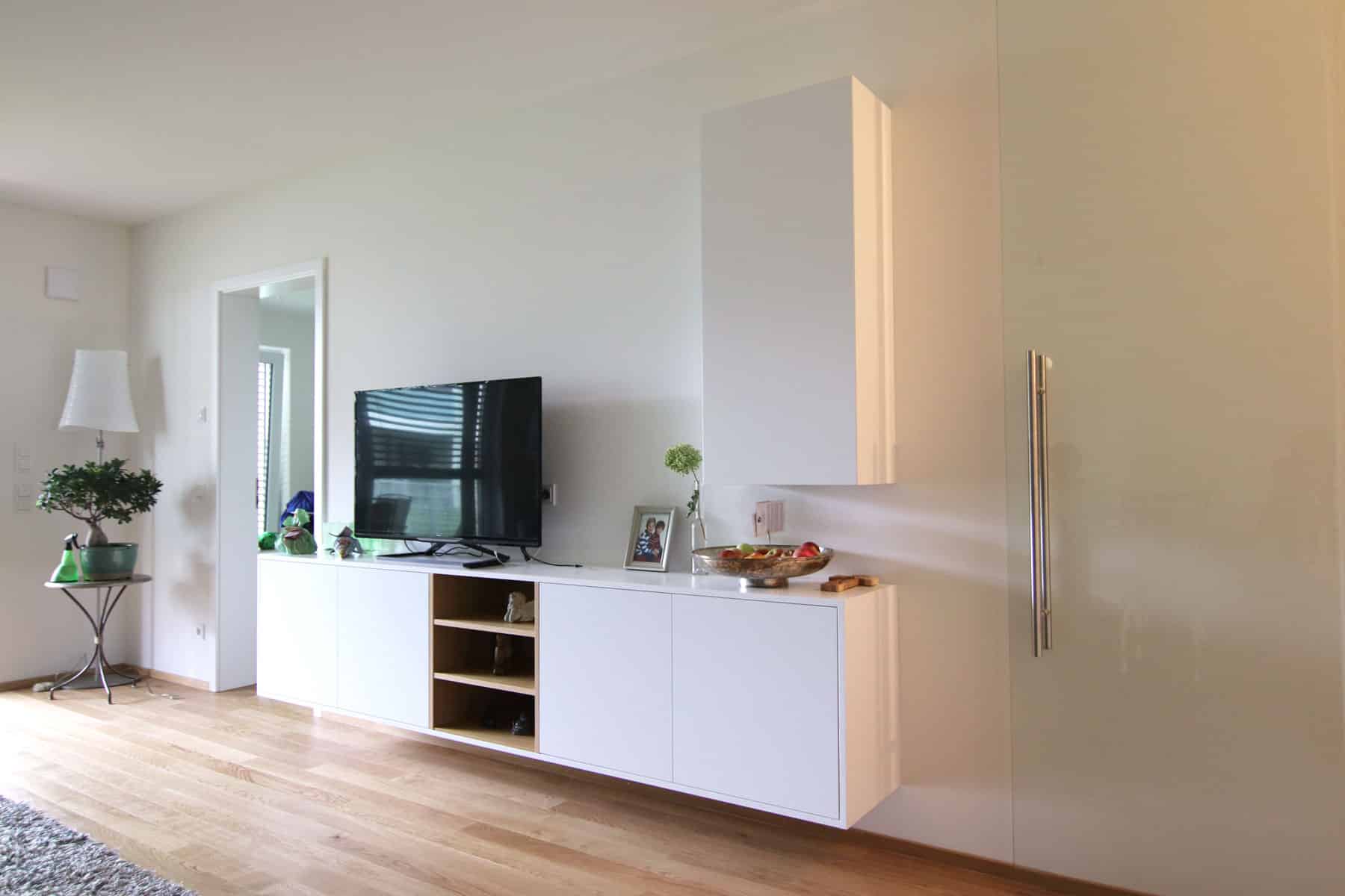 Weißes TV-Board und Hochschrank im Wohnzimmer