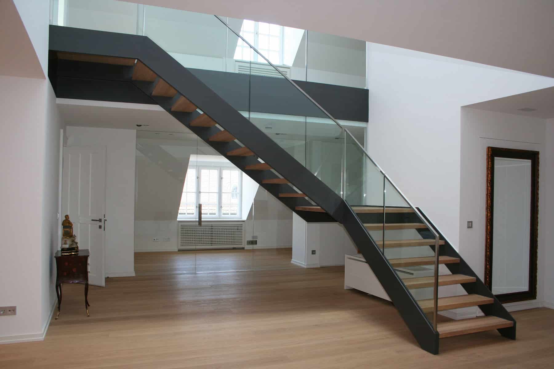 Treppe aus Holz und Stahl mit Glasgeländer