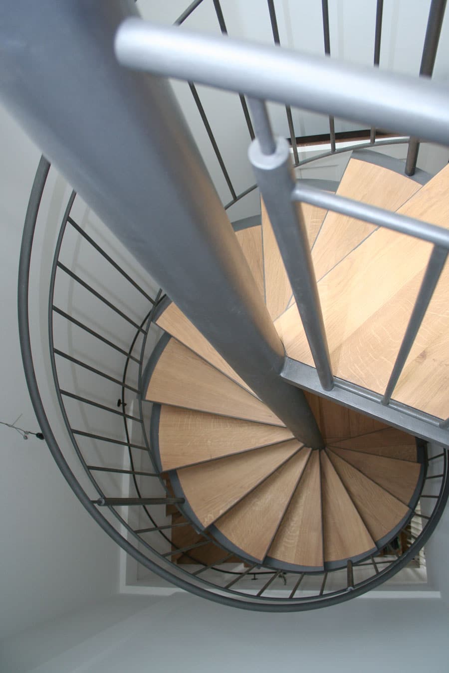 Spindeltreppe aus Echtholz und Stahl