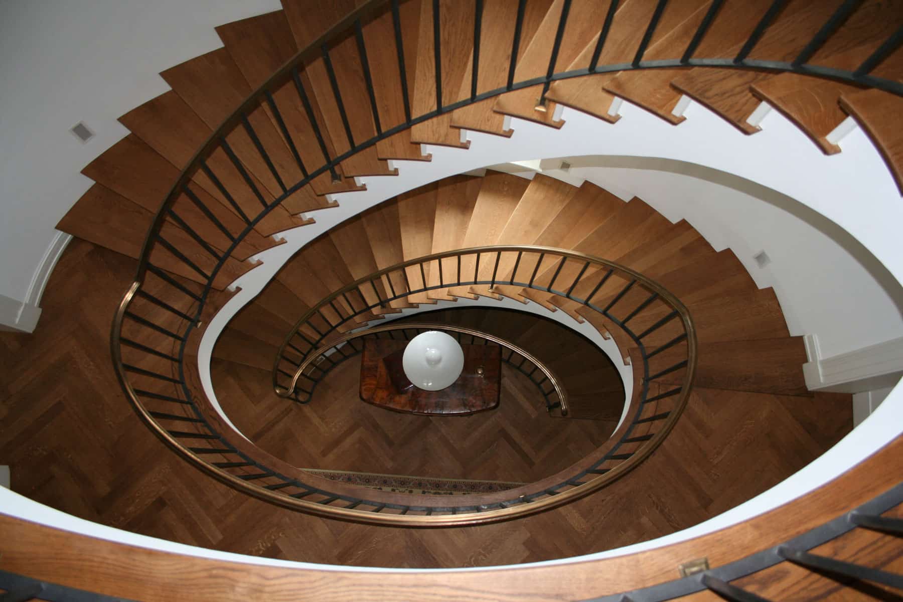 Geschwungene Holztreppe von oben gesehen