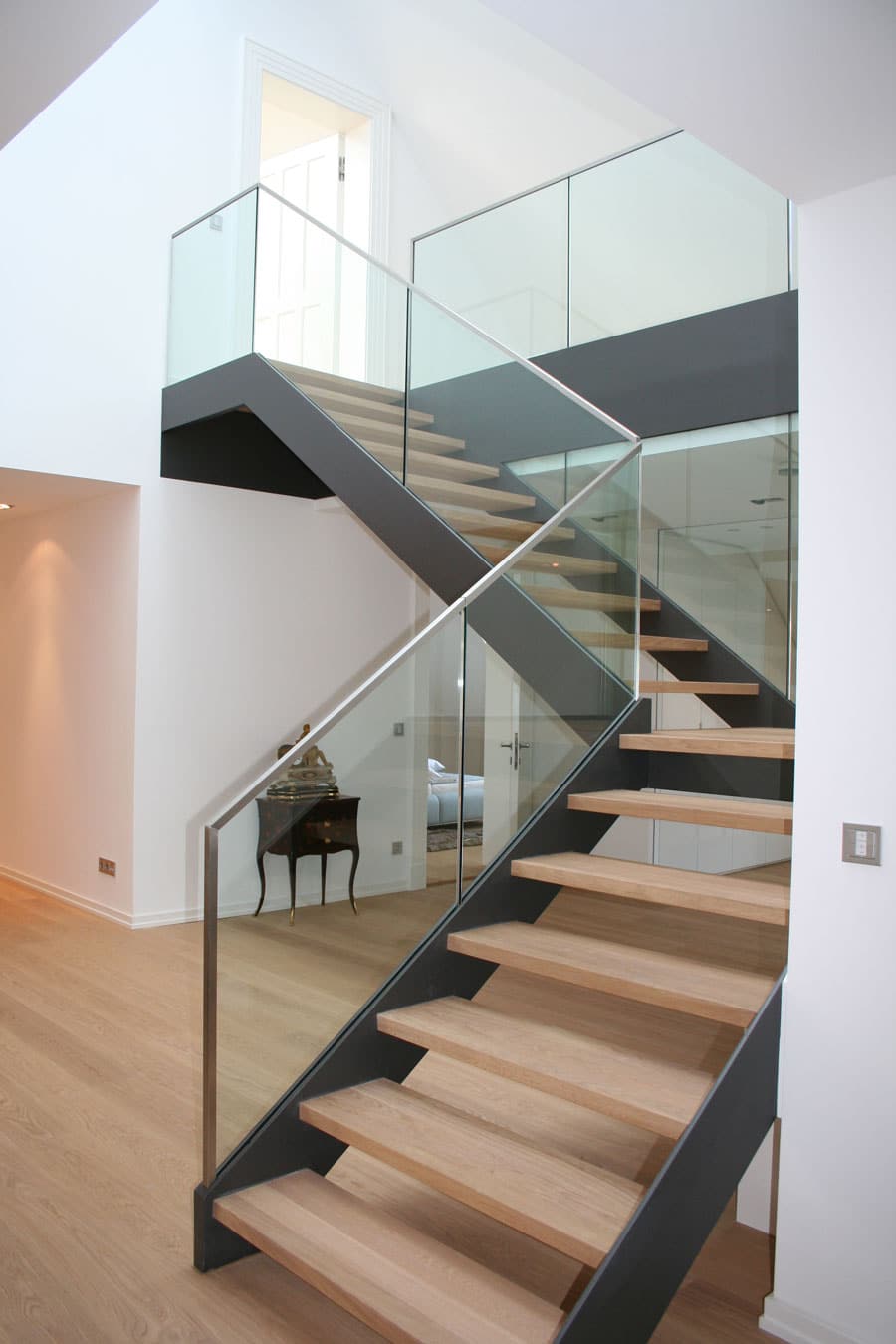 Treppe aus Holz und Stahl mit Glasgeländer