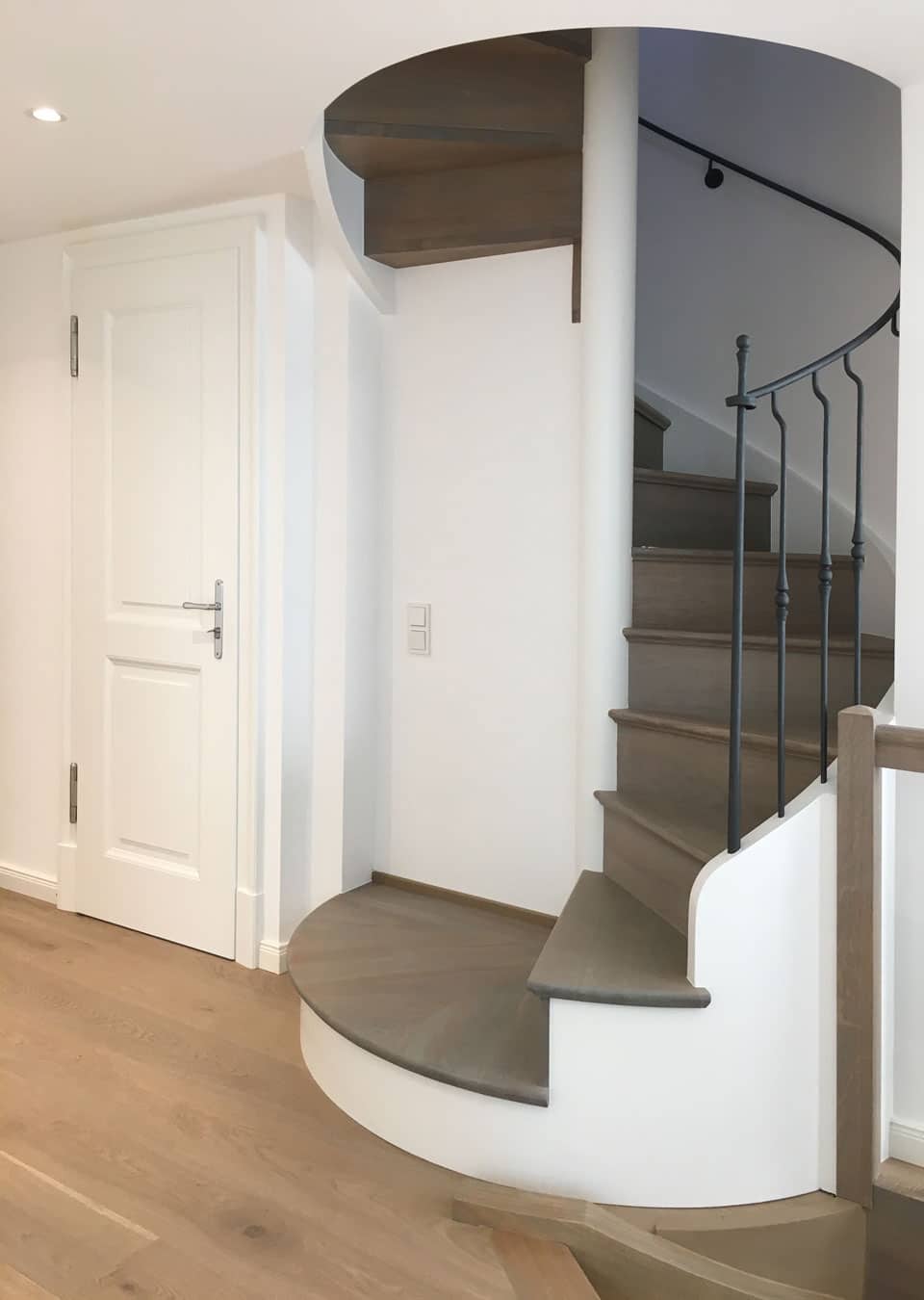 Wendeltreppe aus Echtholz im Treppenhaus