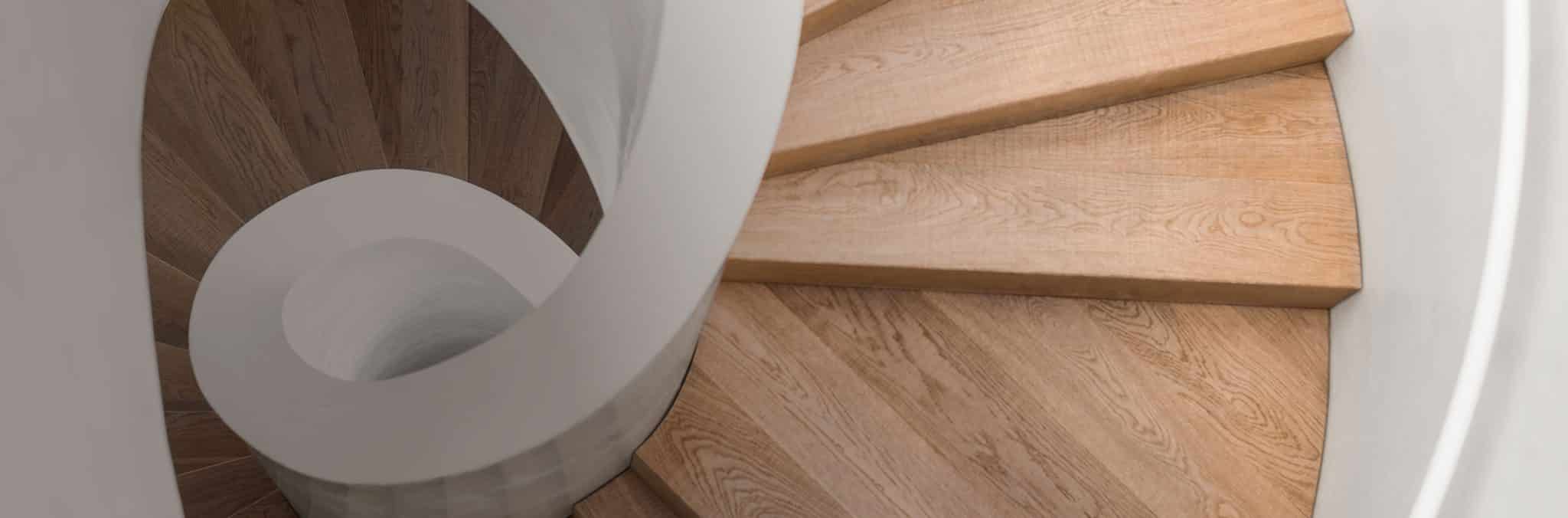 Wendeltreppe aus Holz von oben