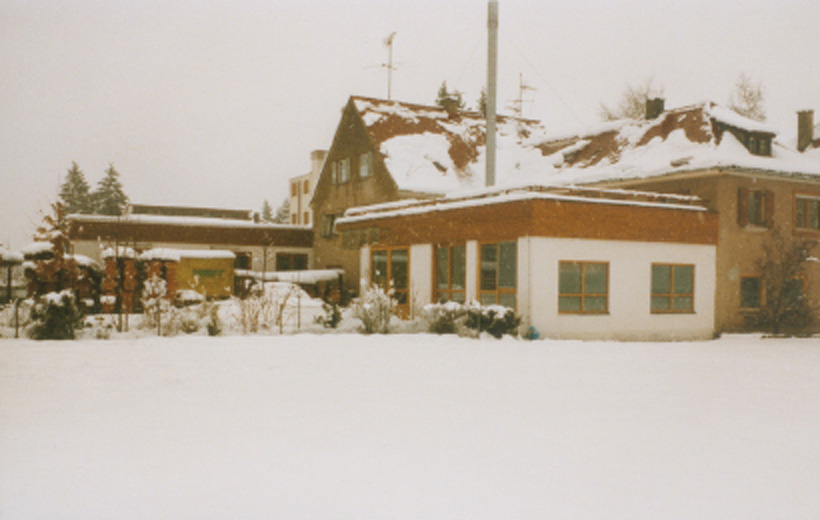 Erweiterter Werkstattbau der Schreinerei Krist im Winter (1986)