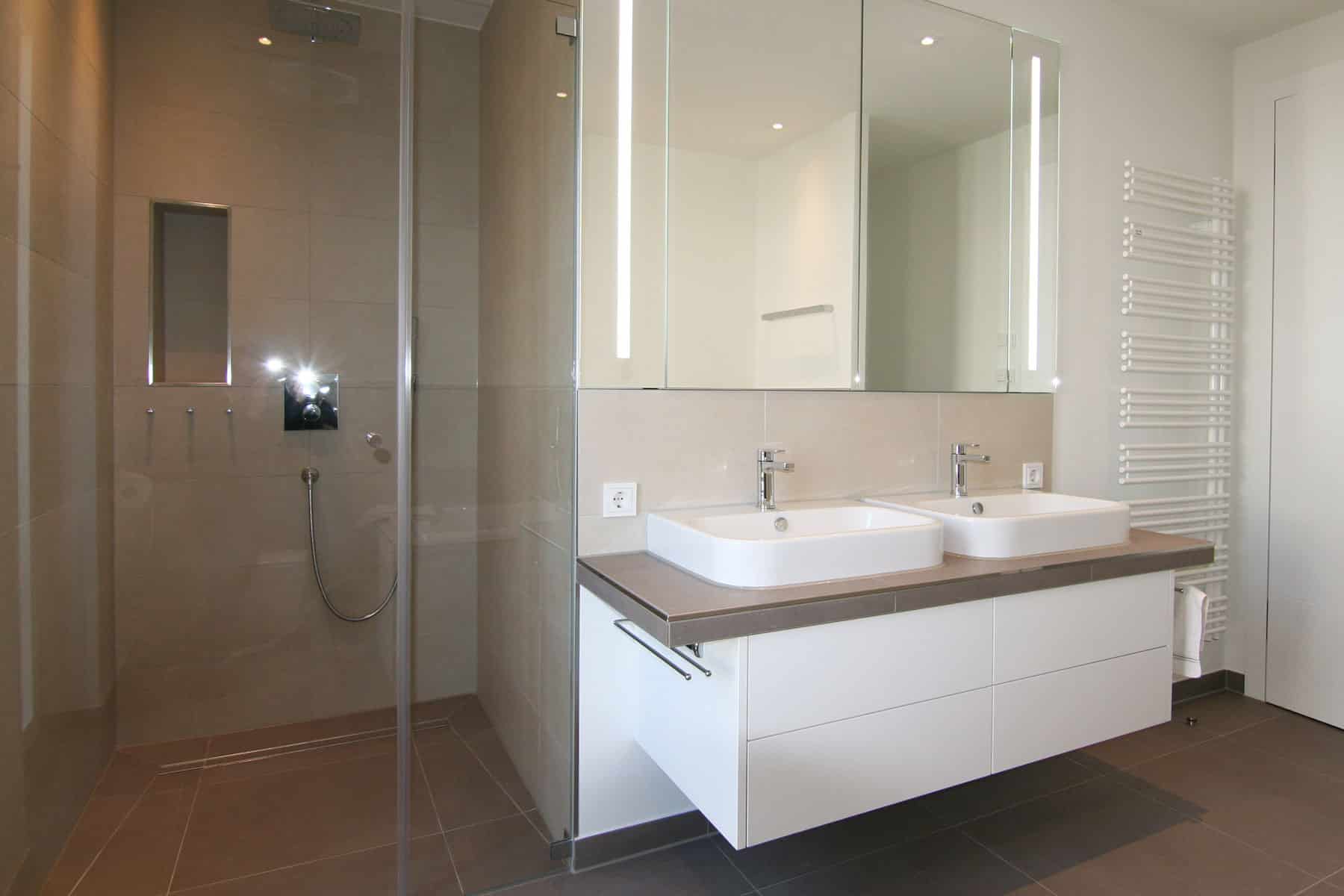 Badezimmer mit Doppelwaschtisch und Spiegelschrank