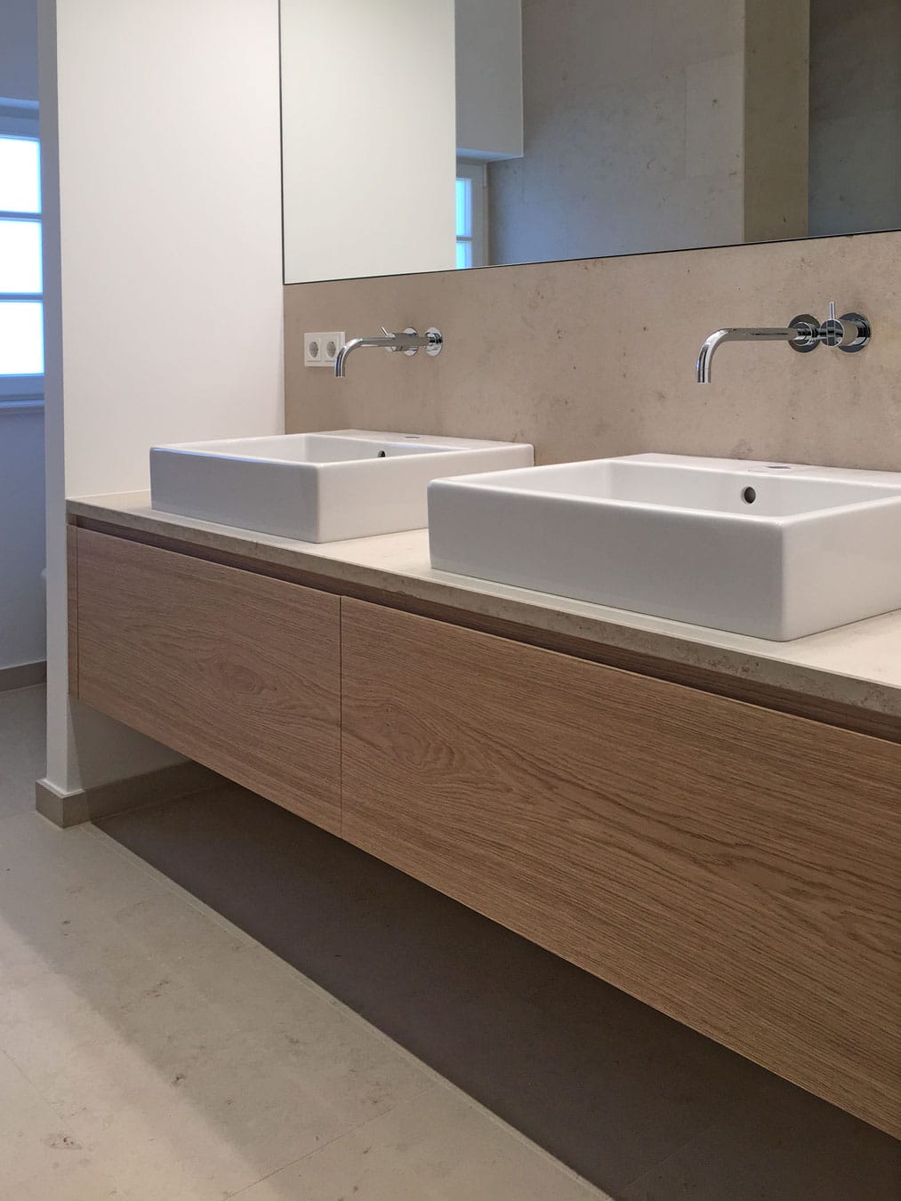 Doppelwaschtisch mit Unterschrank aus Holz