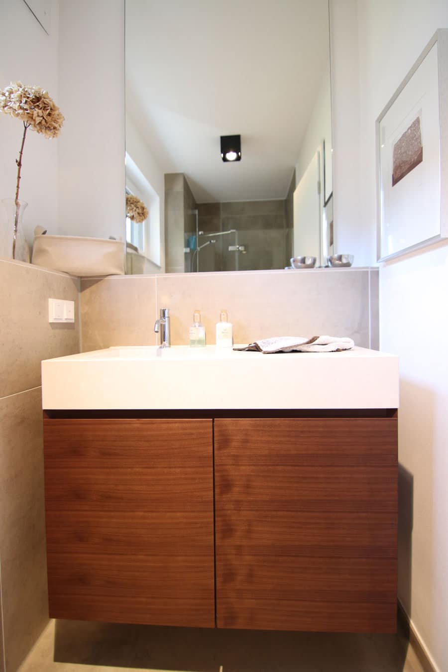 Waschtisch mit dunklem Unterschrank aus Holz