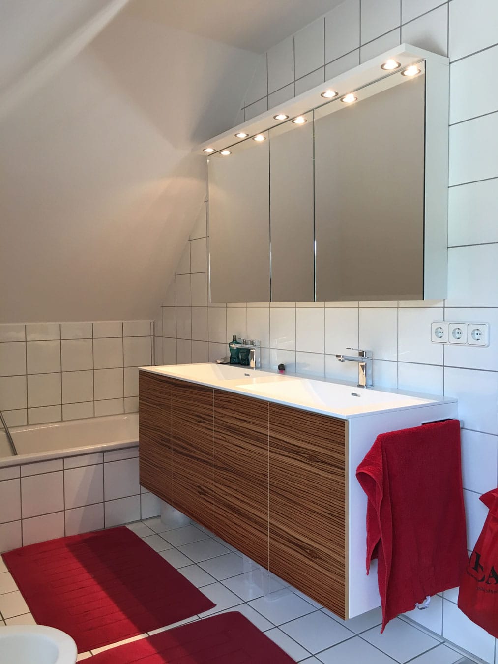Waschtisch-Unterschrank aus Holz unter der Dachschräge
