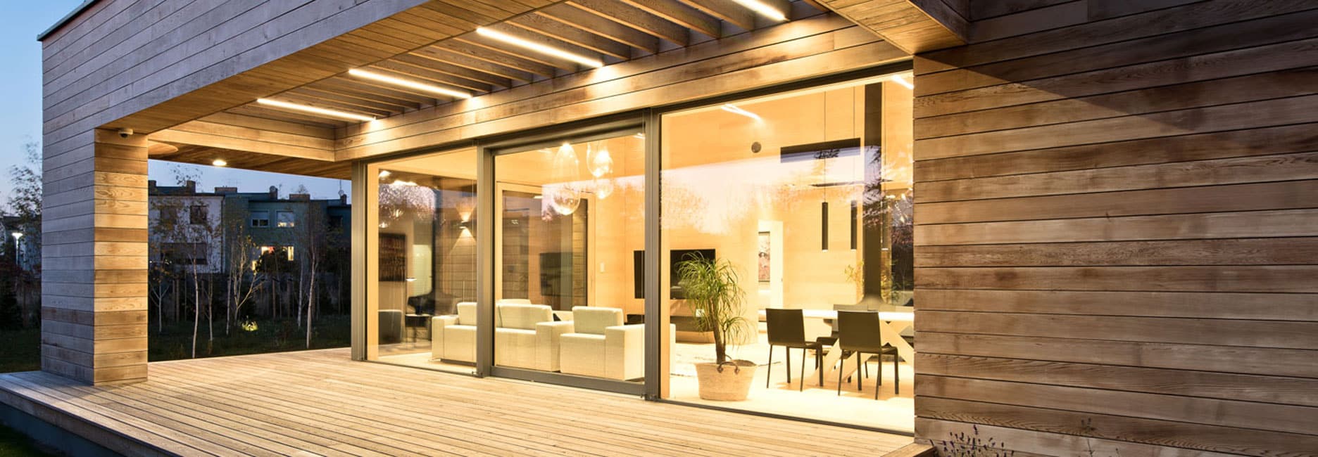 Internorm Schiebefenster an einem Wohnhaus mit Holzfassade