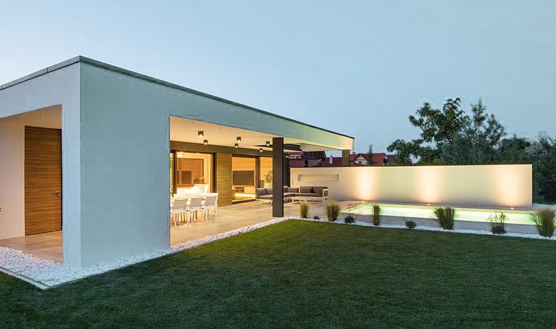 Bungalow mit großen Internorm Fenstern am Abend