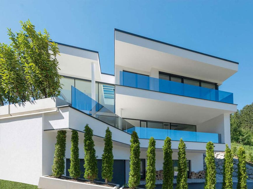 Moderne Villa mit Internorm Fenstern und Glasbalkonen