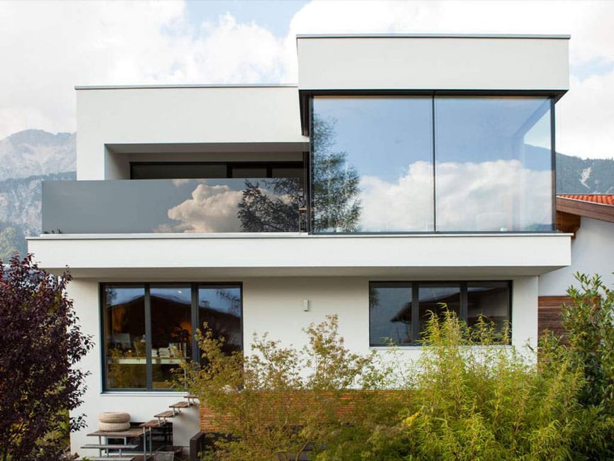 Weißes Wohnhaus mit großen Internorm Fenstern