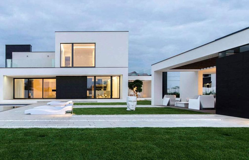 Moderne Villa mit Internorm Fenstern und Rasenfläche
