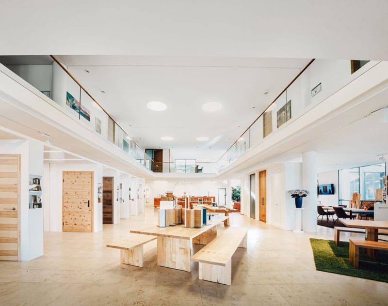 Showroom der Schreinerei Krist mit Möbeln und Galerie
