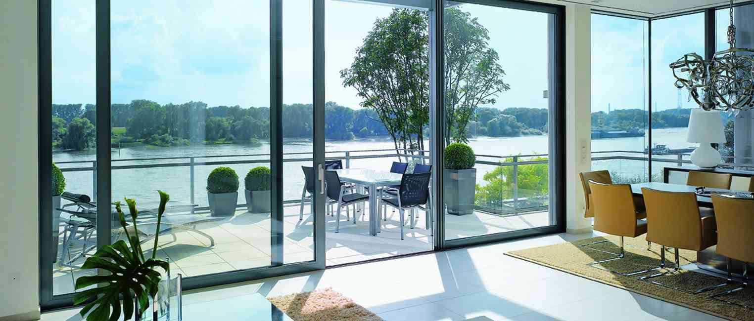 Schüco Fensterfront mit Blick auf einen See