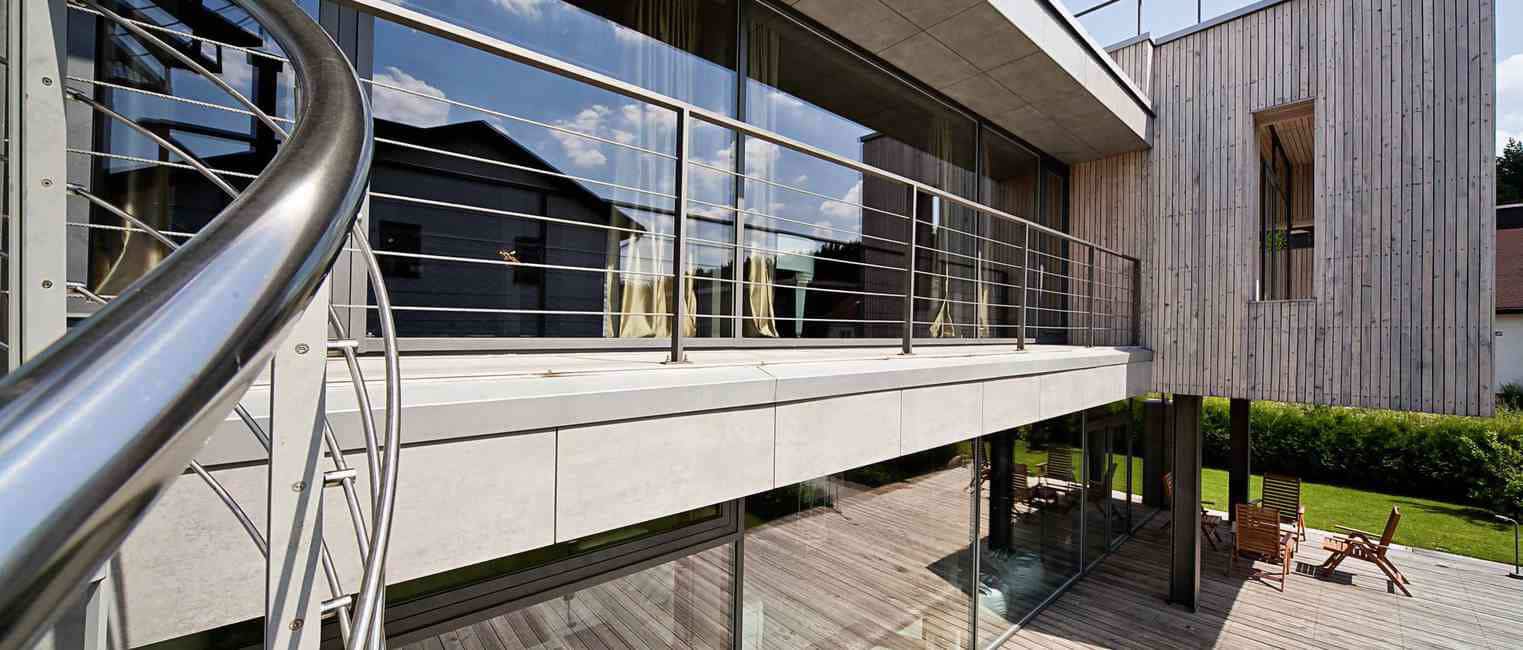 Schüco Fenster an einem Wohnhaus mit Holzfassade