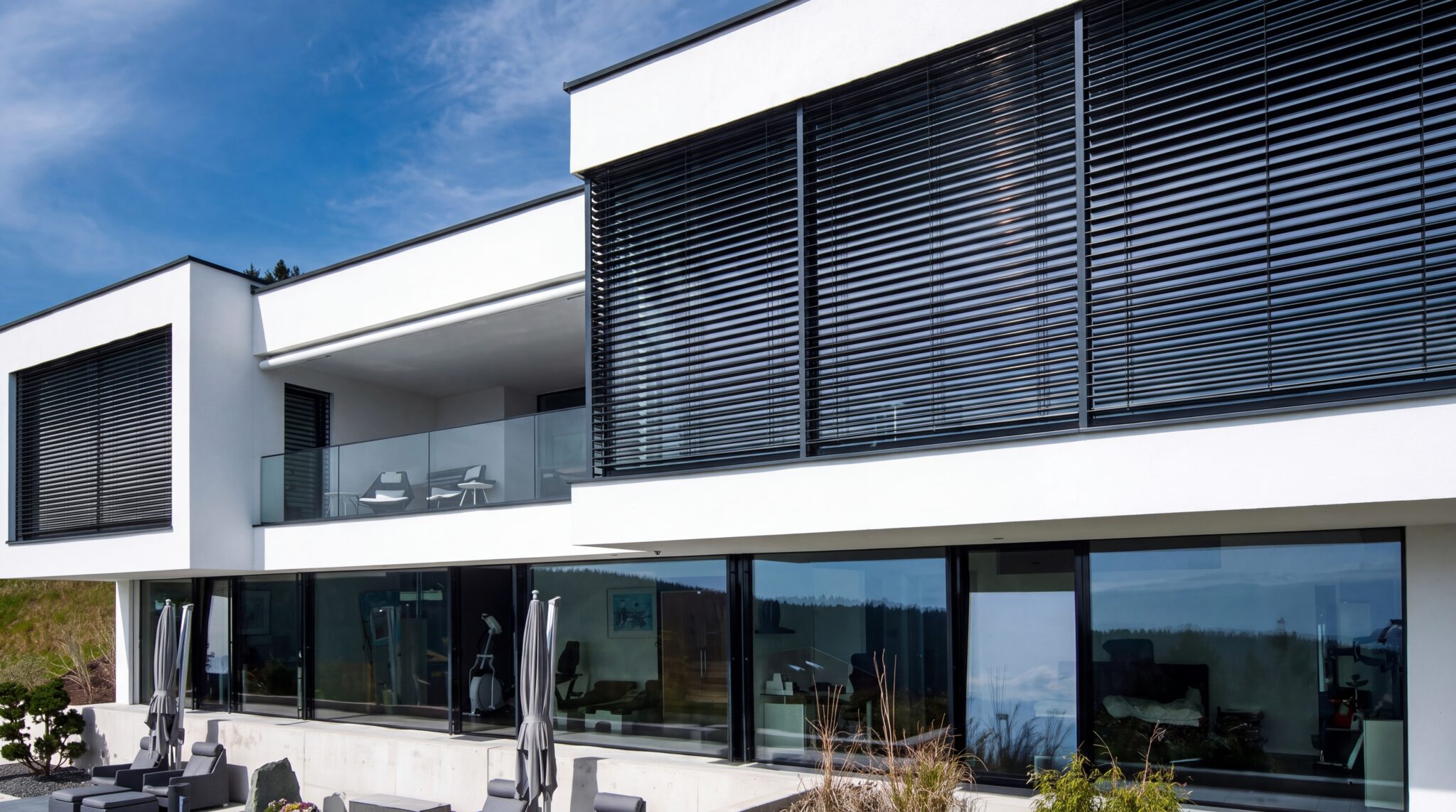 Wohnhaus mit außenliegenden Beschattungssystemen