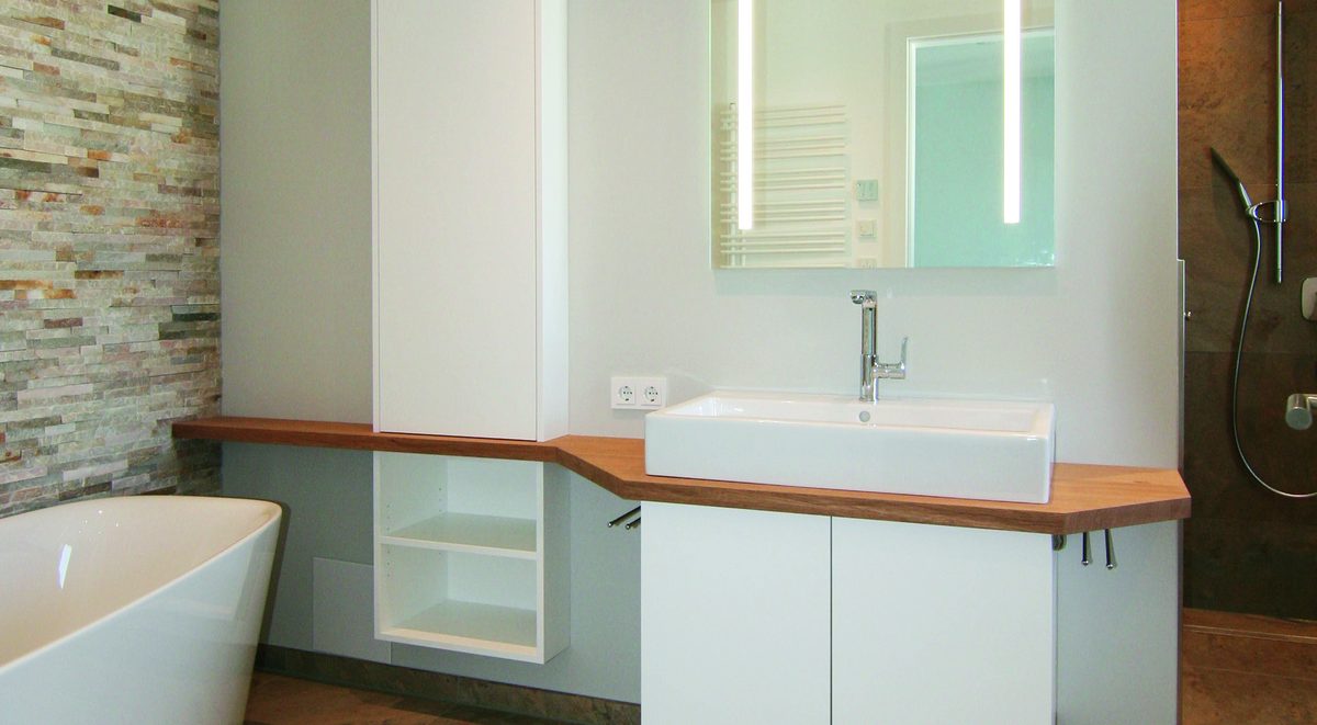 Badezimmer mit Waschtisch nach Maß und Hochschrank