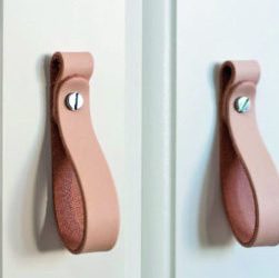 Ledergriffe an weißen Schranktüren