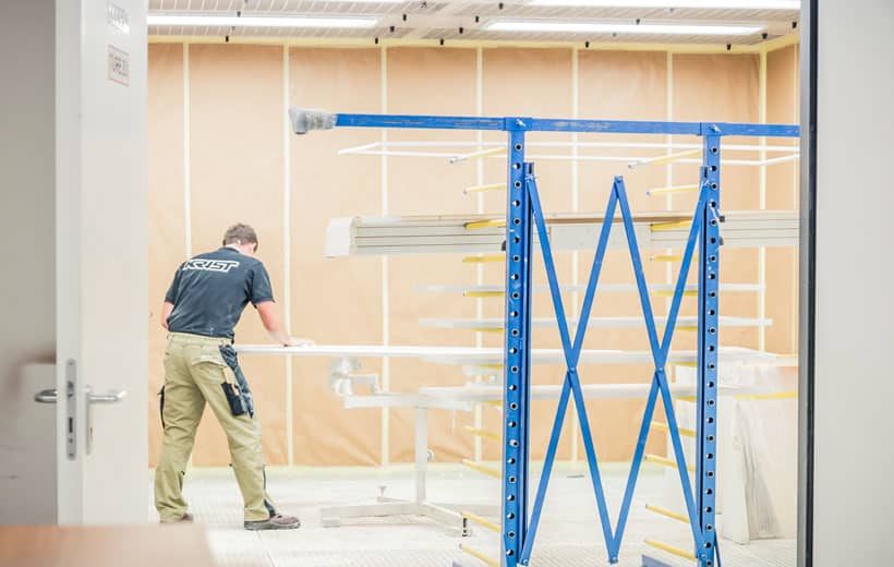 Mitarbeiter im neuen Lackierraum